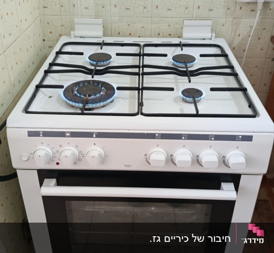 תנור גז עם כיריים במטבח